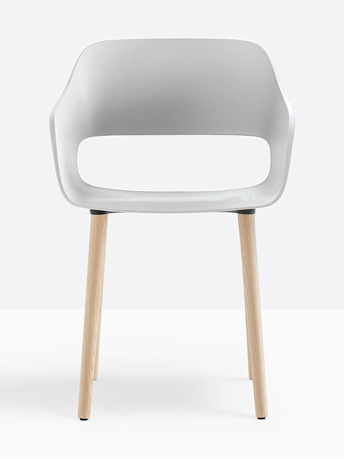Fauteuil Babila pieds bois 2755 Pedrali, coque blanc, pieds frêne naturel