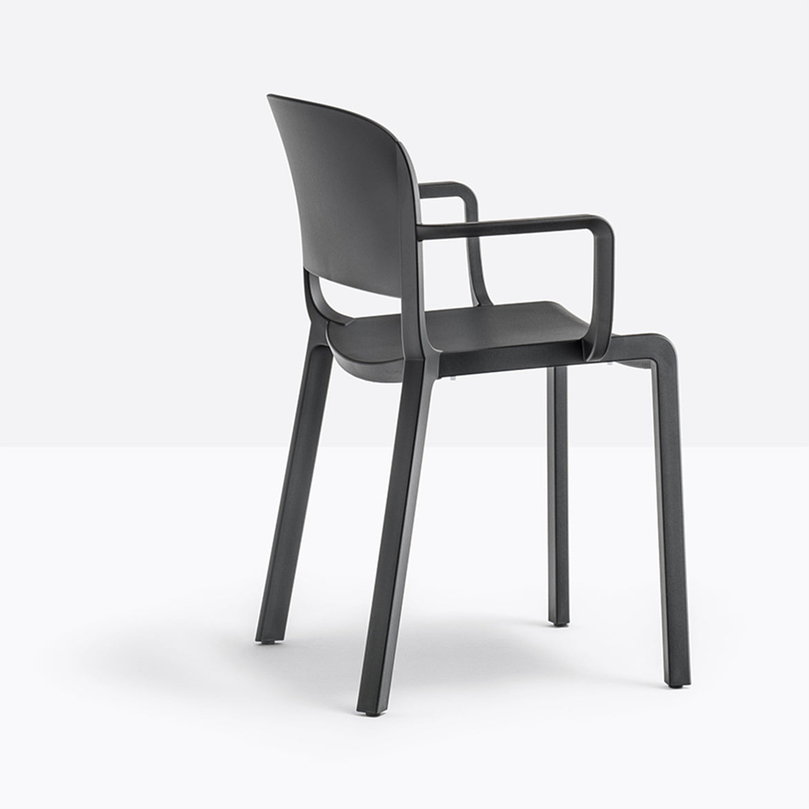 Fauteuil Dome noir vue de trois quarts arrière