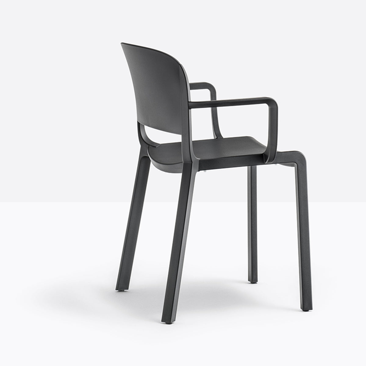 Fauteuil Dome noir vue de trois quarts arrière