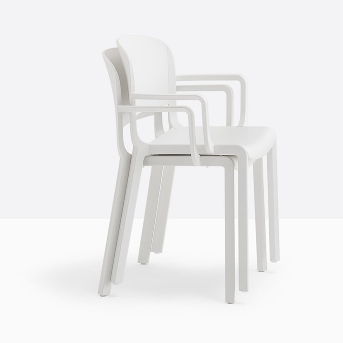 Fauteuils Dome Pedrali blancs empilés