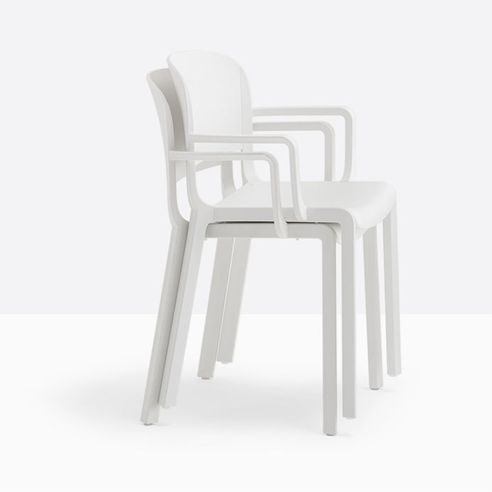 Fauteuils Dome Pedrali blancs empilés
