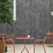 Fauteuils Nolita orange en terrasse de café
