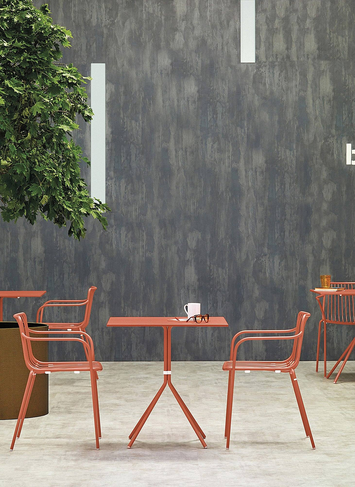 Fauteuils Nolita orange en terrasse de café