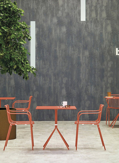 Fauteuils Nolita orange en terrasse de café