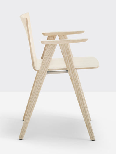 Fauteuil Osaka frêne vue de trois quarts