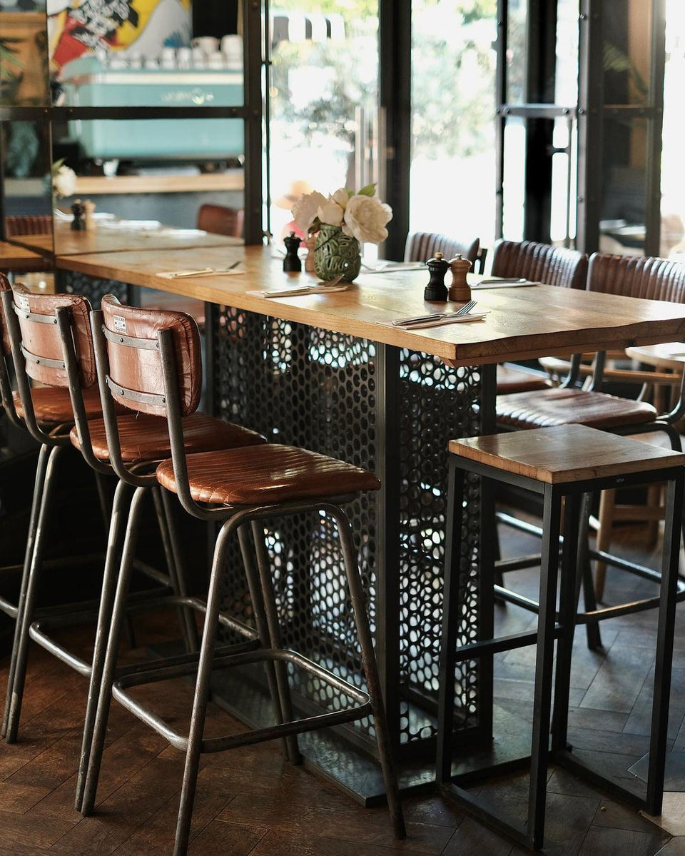 Projet Le Choupinet - aménagement de restaurant avec table haute et chaises de bar
