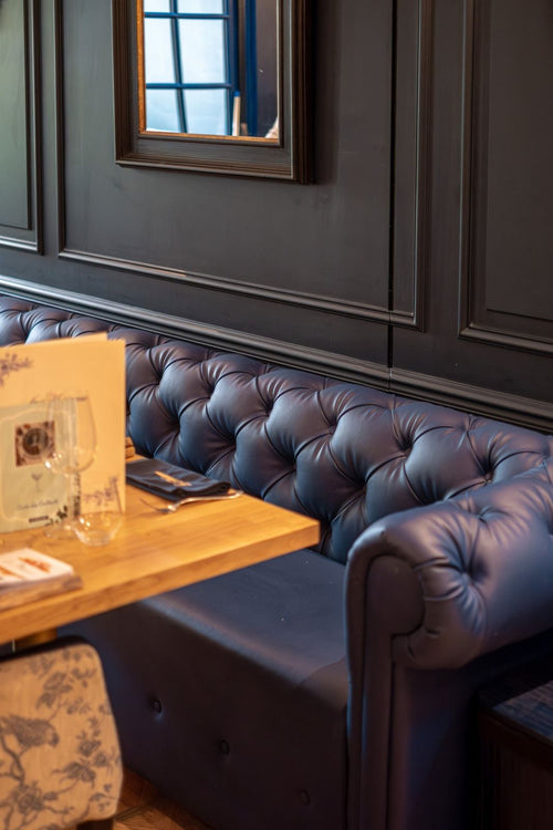 Projet Marianne - banquette bleue capitonnée pour aménagement de restaurant professionnel