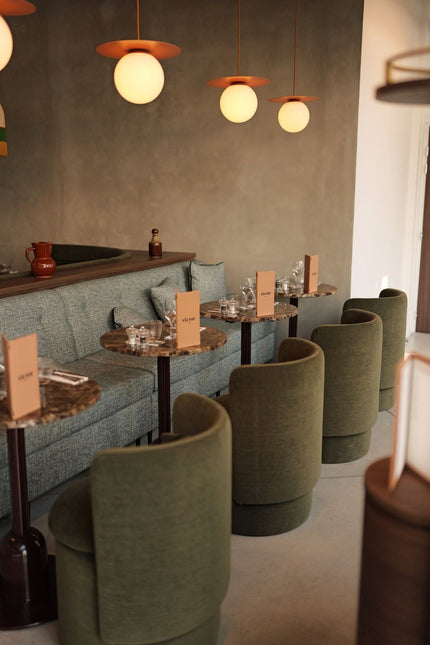 Projet Victor - aménagement de restaurant avec banquette bleue, fauteuils verts et tables rondes