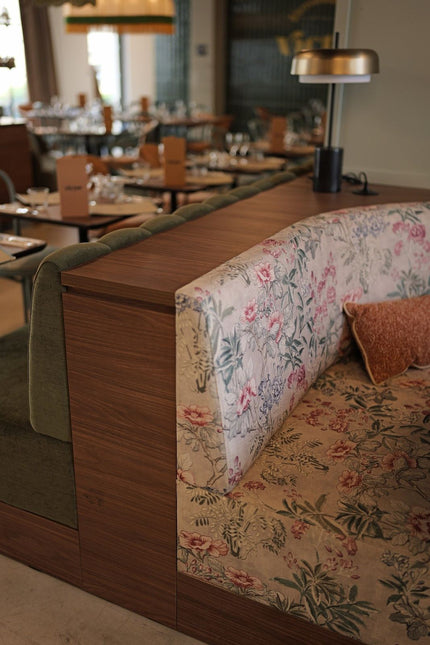 Projet Victor - banquette de restaurant sur mesure avec dossier floral