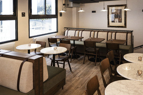 Aménagement de restaurant professionnel avec banquettes, tables et chaises