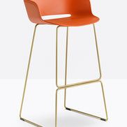 Tabouret Babila orange et laiton vue de trois quarts