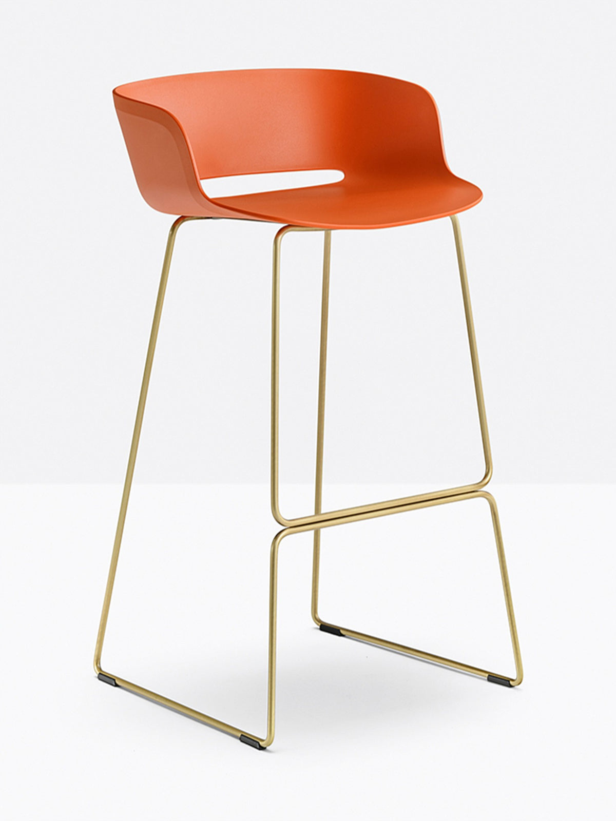 Tabouret Babila orange et laiton vue de trois quarts