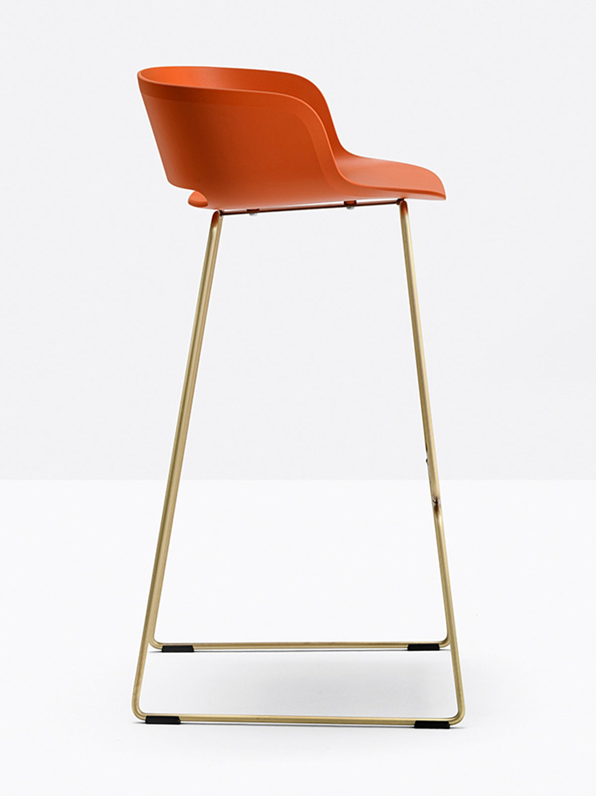 Tabouret Babila orange et laiton vue de profil