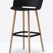 Tabouret de bar Babila pieds bois 2757 / 2758 Pedrali, coque noir, pieds noyer