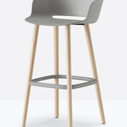Tabouret de bar Babila pieds bois 2757 / 2758 Pedrali, coque gris, pieds frêne naturel