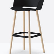 Tabouret de bar Babila pieds bois 2757 / 2758 Pedrali, coque noir, pieds frêne naturel