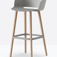 Tabouret de bar Babila pieds bois 2757 / 2758 Pedrali, coque gris, pieds noyer