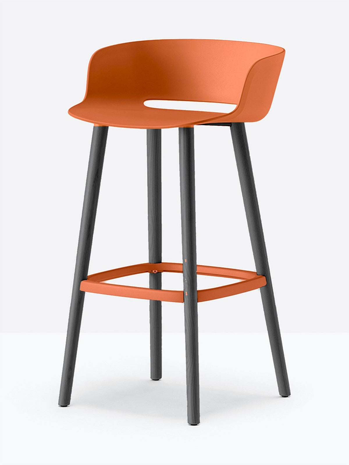 Tabouret de bar Babila pieds bois 2757 / 2758 Pedrali, coque orange, pieds noirs