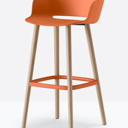 Tabouret de bar Babila pieds bois 2757 / 2758 Pedrali, coque orange, pieds noyer
