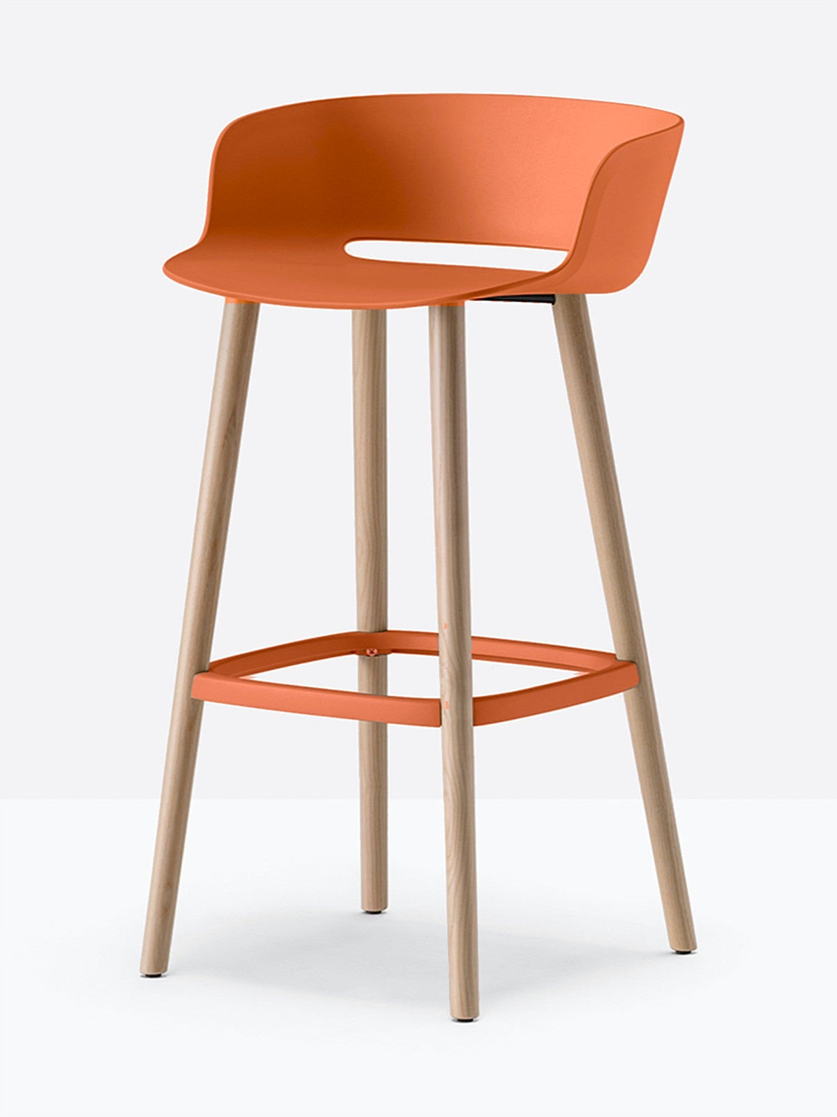 Tabouret de bar Babila pieds bois 2757 / 2758 Pedrali, coque orange, pieds noyer