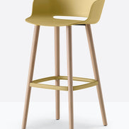 Tabouret de bar Babila pieds bois 2757 / 2758 Pedrali, coque jaune moutarde, pieds noyer