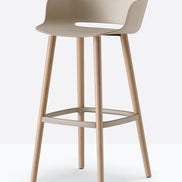 Tabouret de bar Babila pieds bois 2757 / 2758 Pedrali, coque sable, pieds noyer
