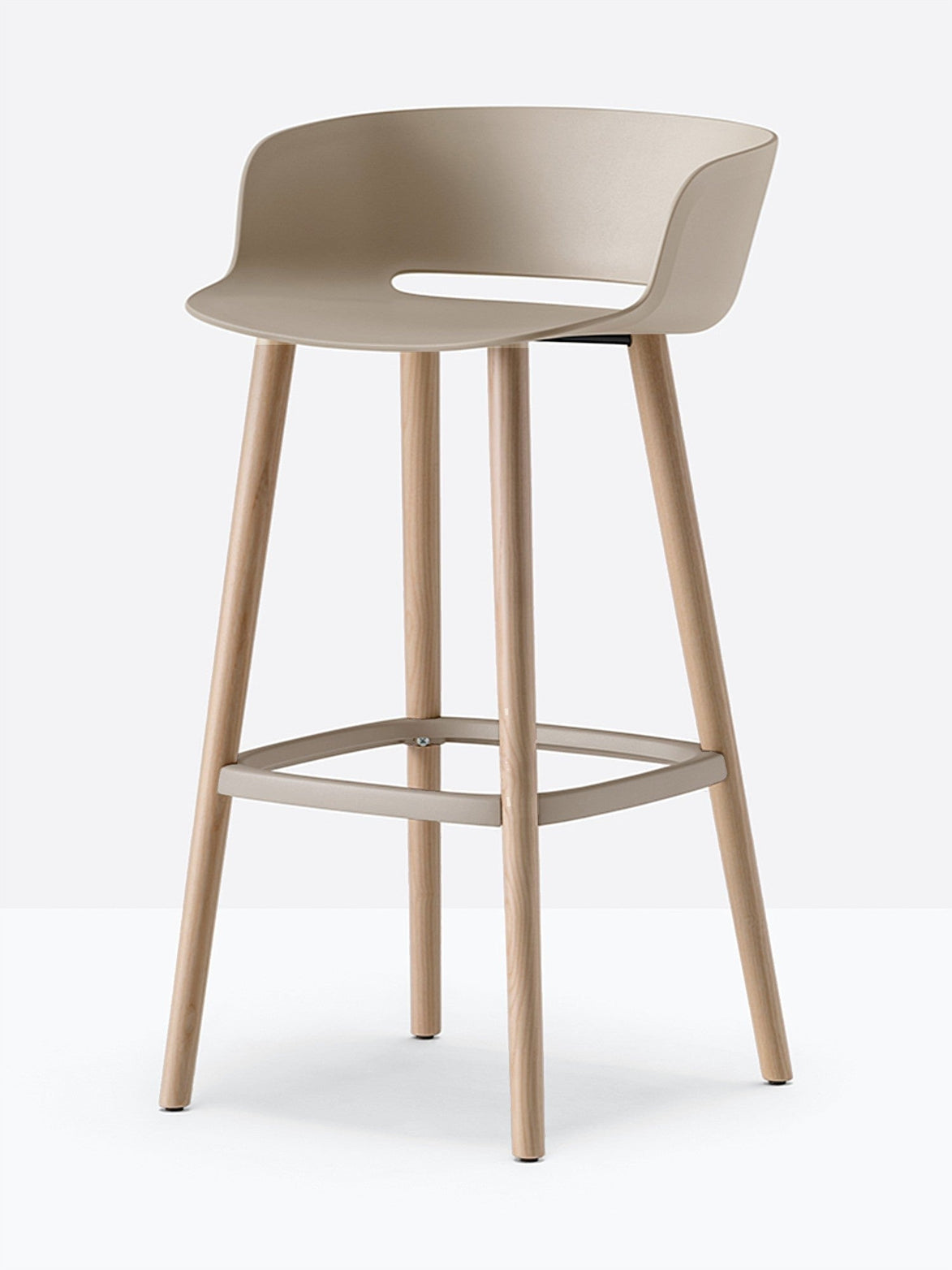 Tabouret de bar Babila pieds bois 2757 / 2758 Pedrali, coque sable, pieds noyer
