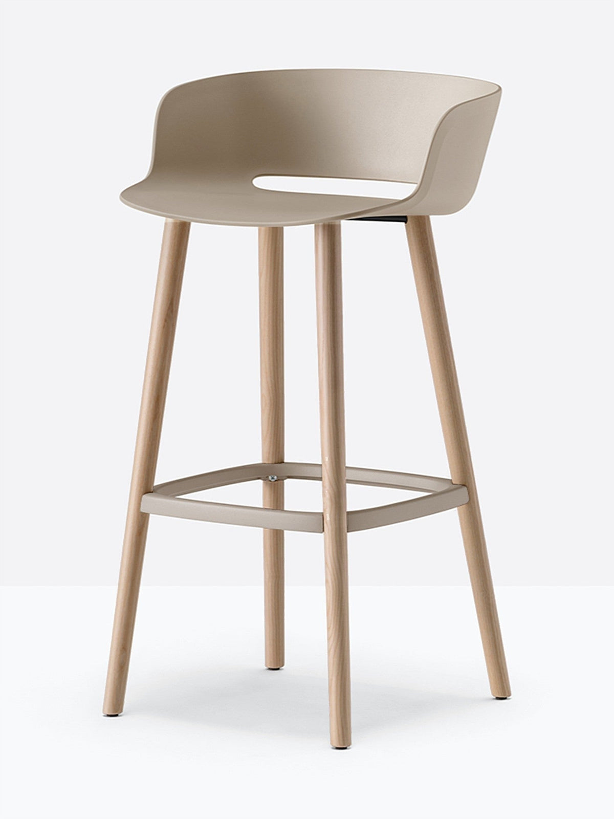 Tabouret de bar Babila pieds bois 2757 / 2758 Pedrali, coque sable, pieds noyer