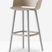 Tabouret de bar Babila pieds bois 2757 / 2758 Pedrali, coque sable, pieds gris clair
