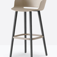 Tabouret de bar Babila pieds bois 2757 / 2758 Pedrali, coque sable, pieds noirs