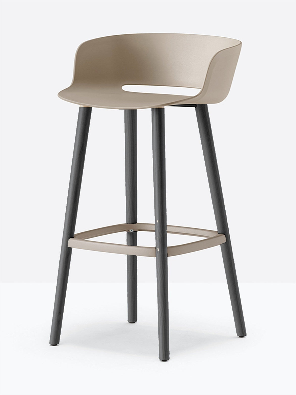 Tabouret de bar Babila pieds bois 2757 / 2758 Pedrali, coque sable, pieds noirs
