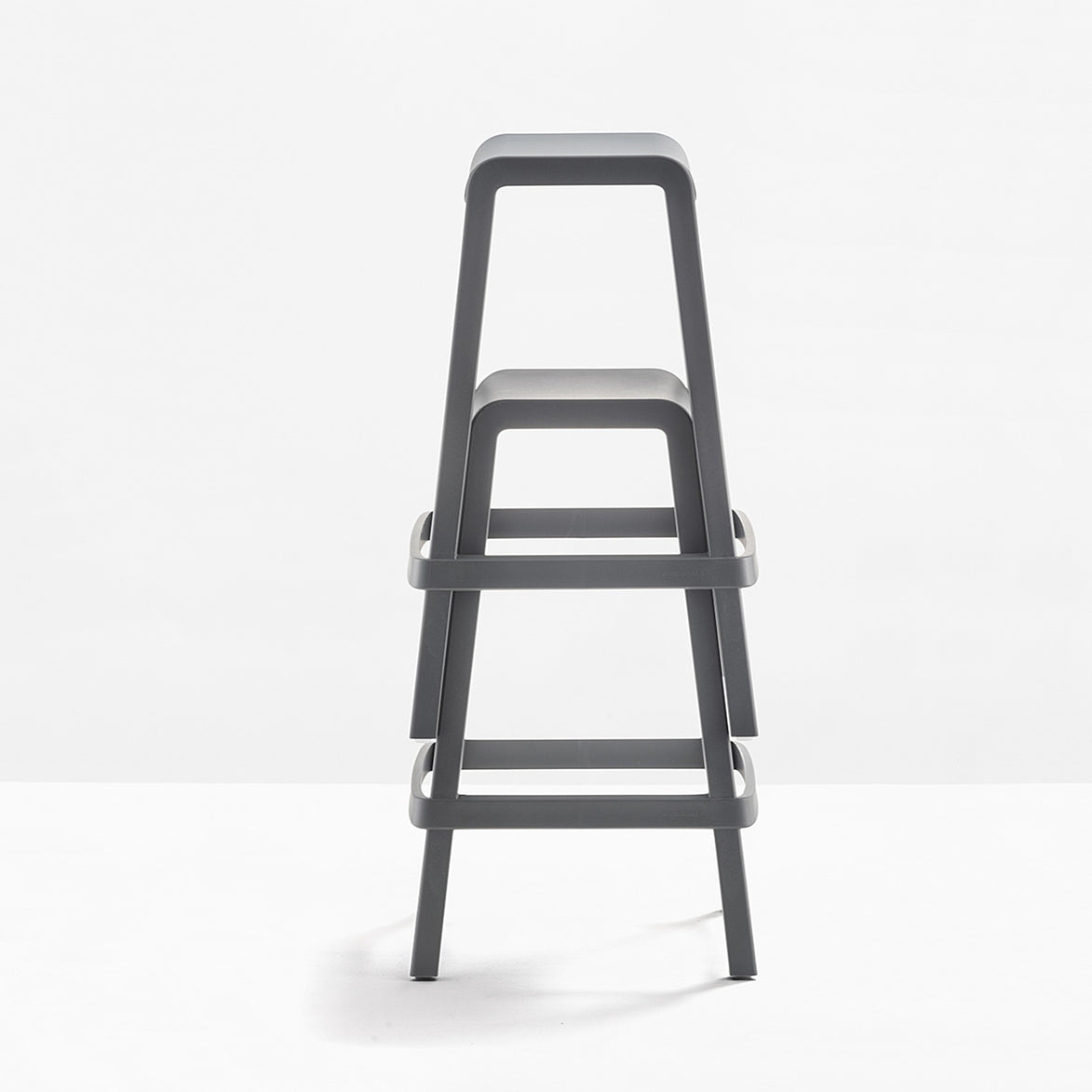 Tabourets Dome sans dossier gris anthracite empilés
