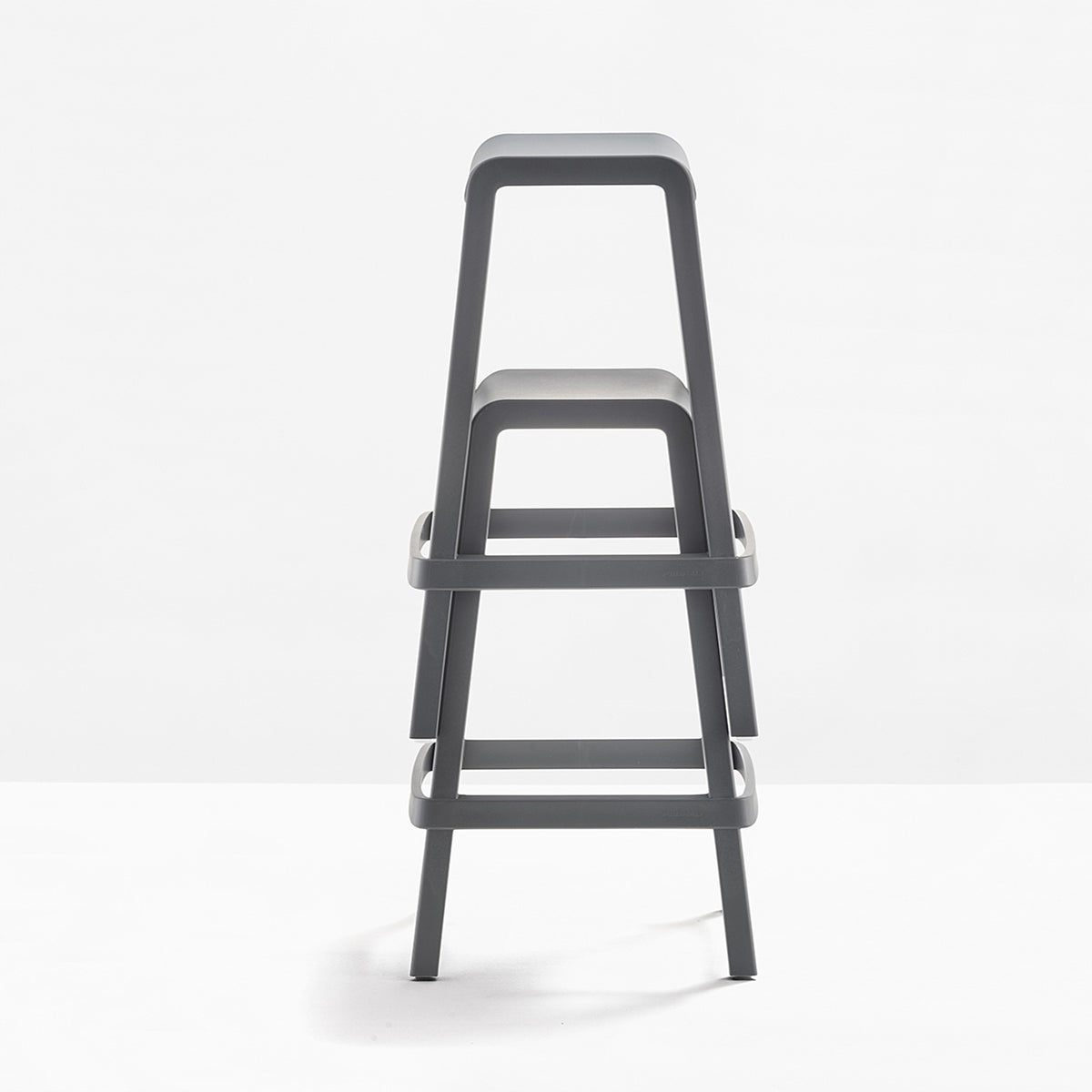 Tabourets Dome sans dossier gris anthracite empilés
