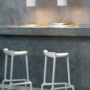 Tabourets de bar Happy blancs au comptoir
