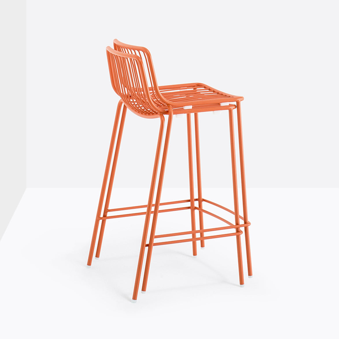 Tabouret Nolita orange vue de trois quarts