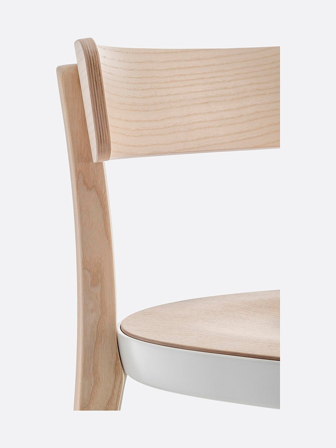 Détail du dossier en frêne du tabouret Folk
