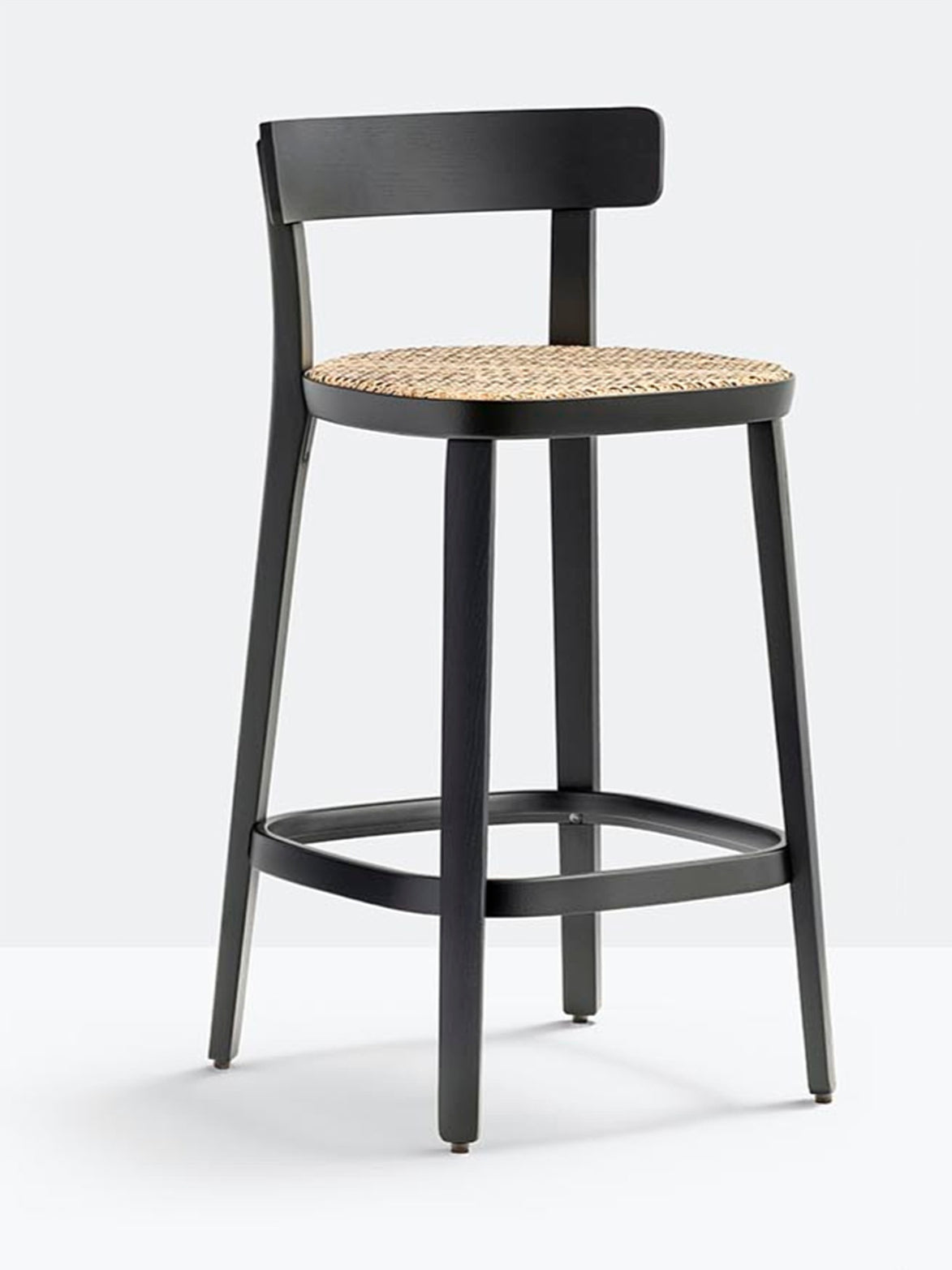 Tabouret de comptoir Folk canné vue de trois quarts