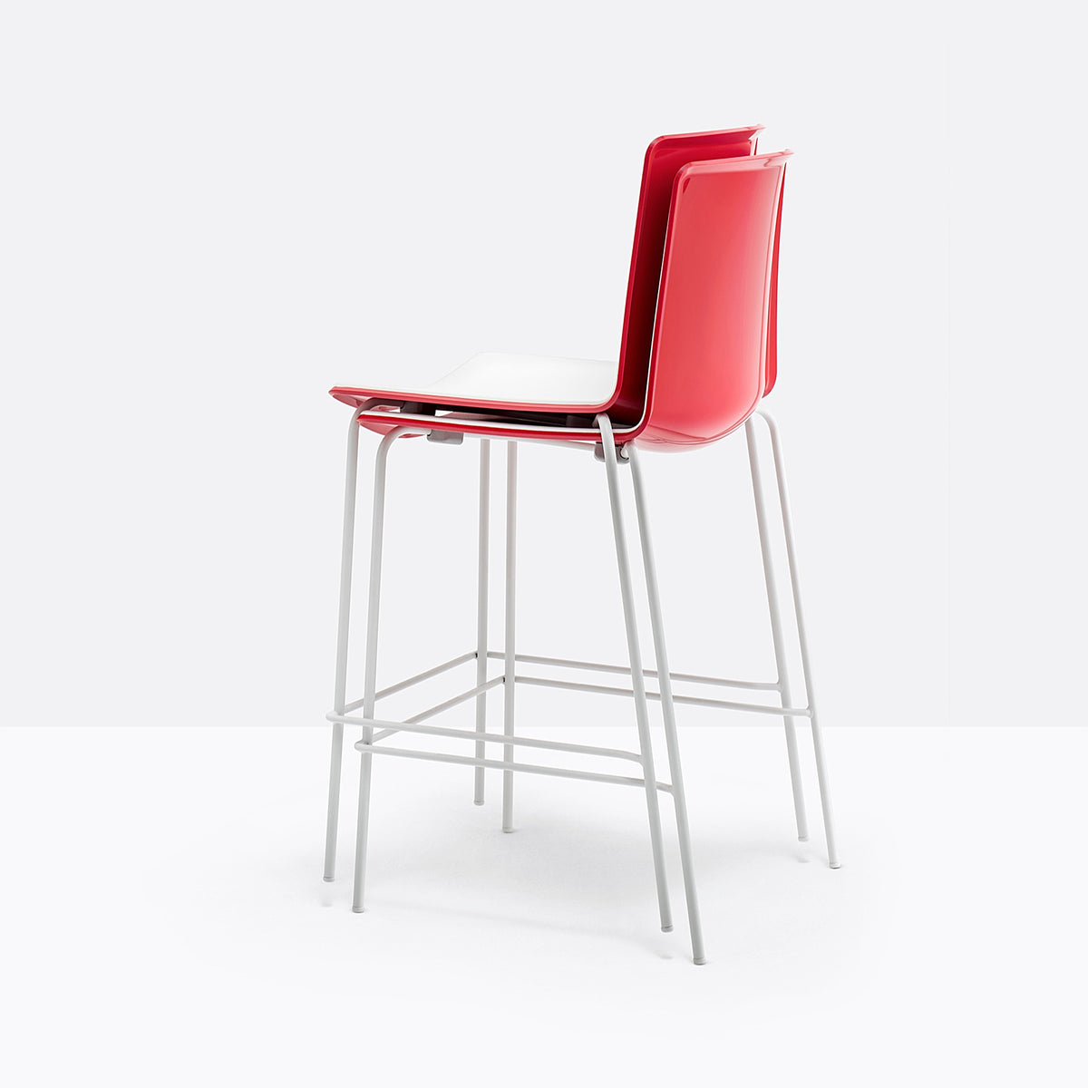 Tabourets Tweet blanc et rouge empilés