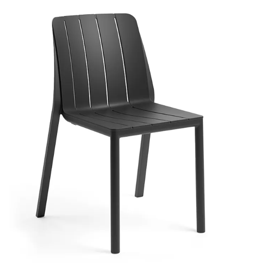 Bistrot Tiberina — chaise de terrasse à dossier à fines lattes verticales