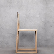 Chaise Brera 380 chêne vue de profil en situation