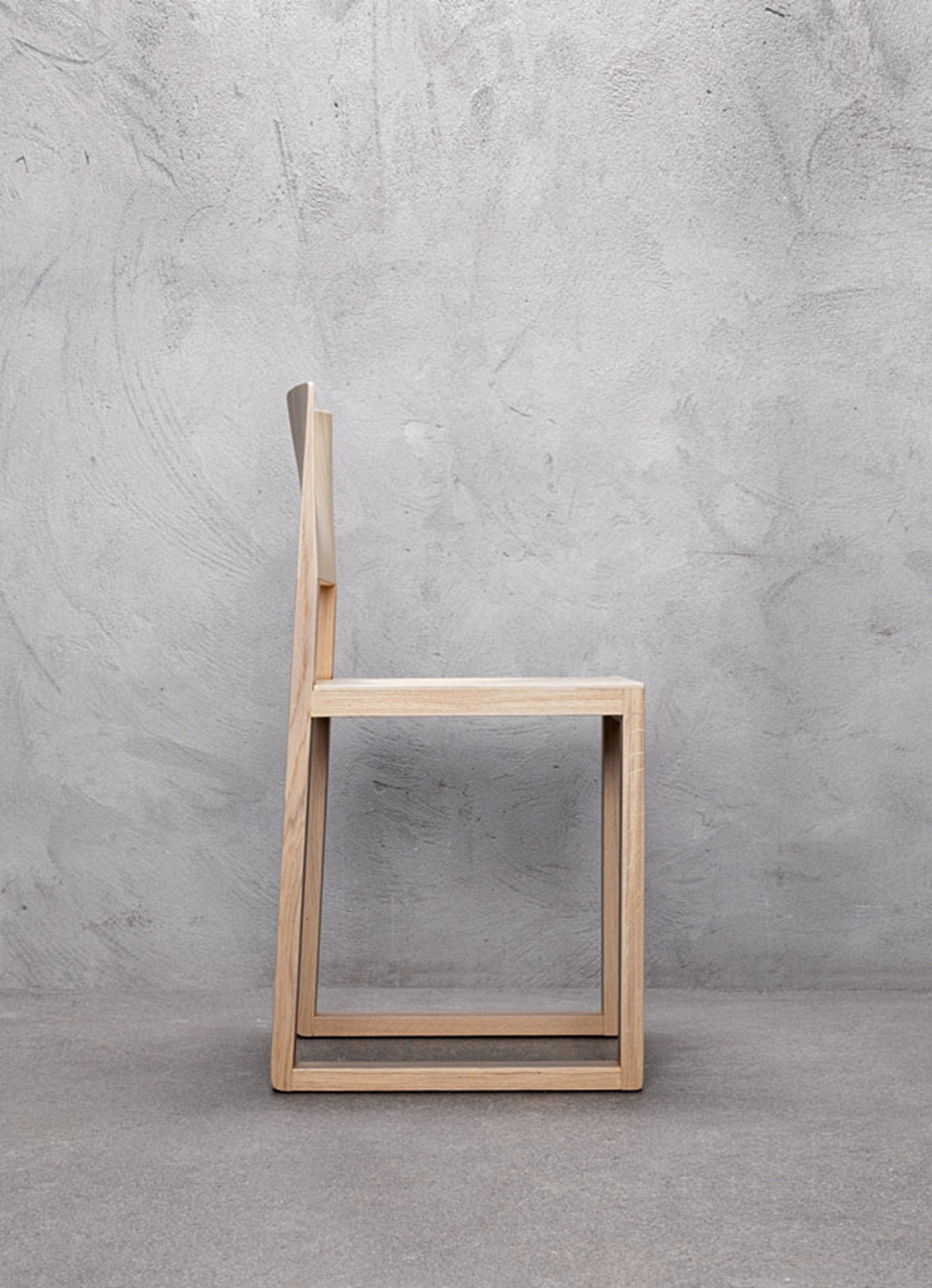 Chaise Brera 380 chêne vue de profil en situation