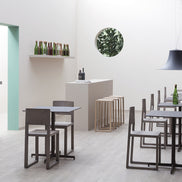 Chaises et tabourets Brera dans un café