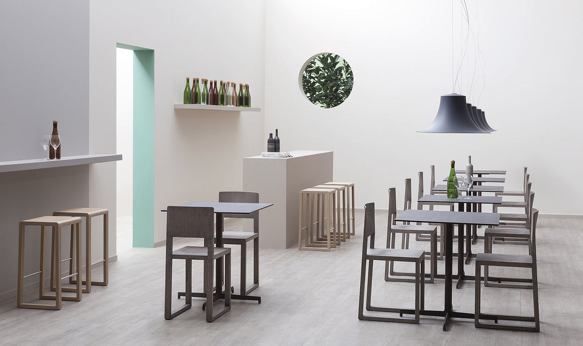 Chaises et tabourets Brera dans un café