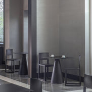 Chaises Brera 380 wengé en salle de restaurant