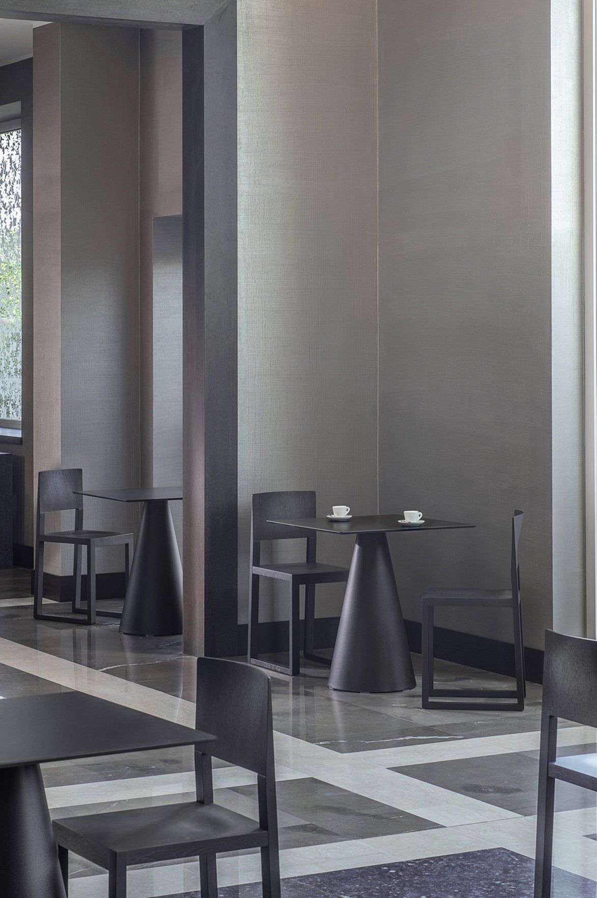 Chaises Brera 380 wengé en salle de restaurant