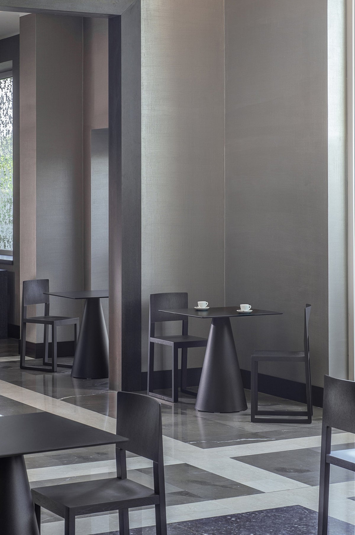 Chaises Brera 380 wengé en salle de restaurant