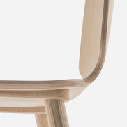 Détail de la coque en frêne de la chaise Babila