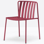 Chaise Coney bordeaux vue de trois quarts