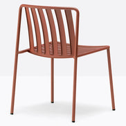 Chaise Coney terracotta vue de trois quarts