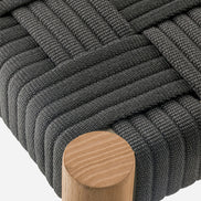 Détail du tressage et du pied en teck de la chaise Griante
